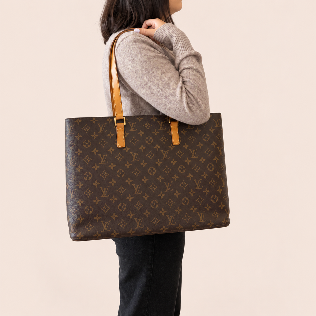 Pre-loved Louis Vuitton Luco Monogram Tote, Maison Revie, photo 2
