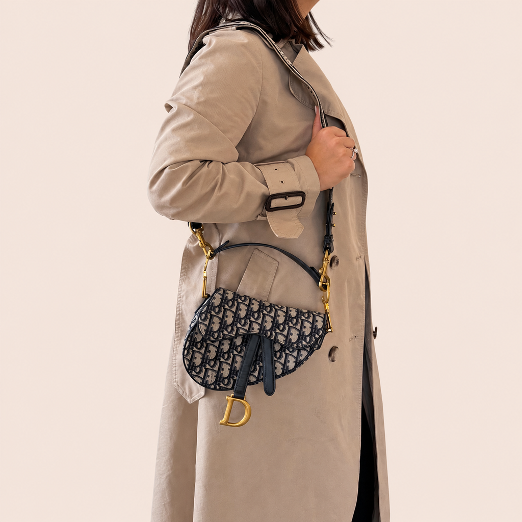 Pre-loved Dior Saddle Bag in navy Oblique jacquard, Maison Revie, photo 2