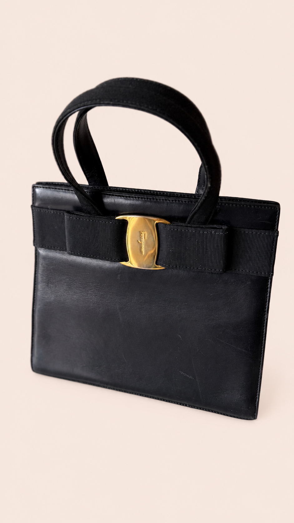 Pre-loved Ferragamo Vara Bow Top Handle Bag in black leather, Maison Revie, photo 3