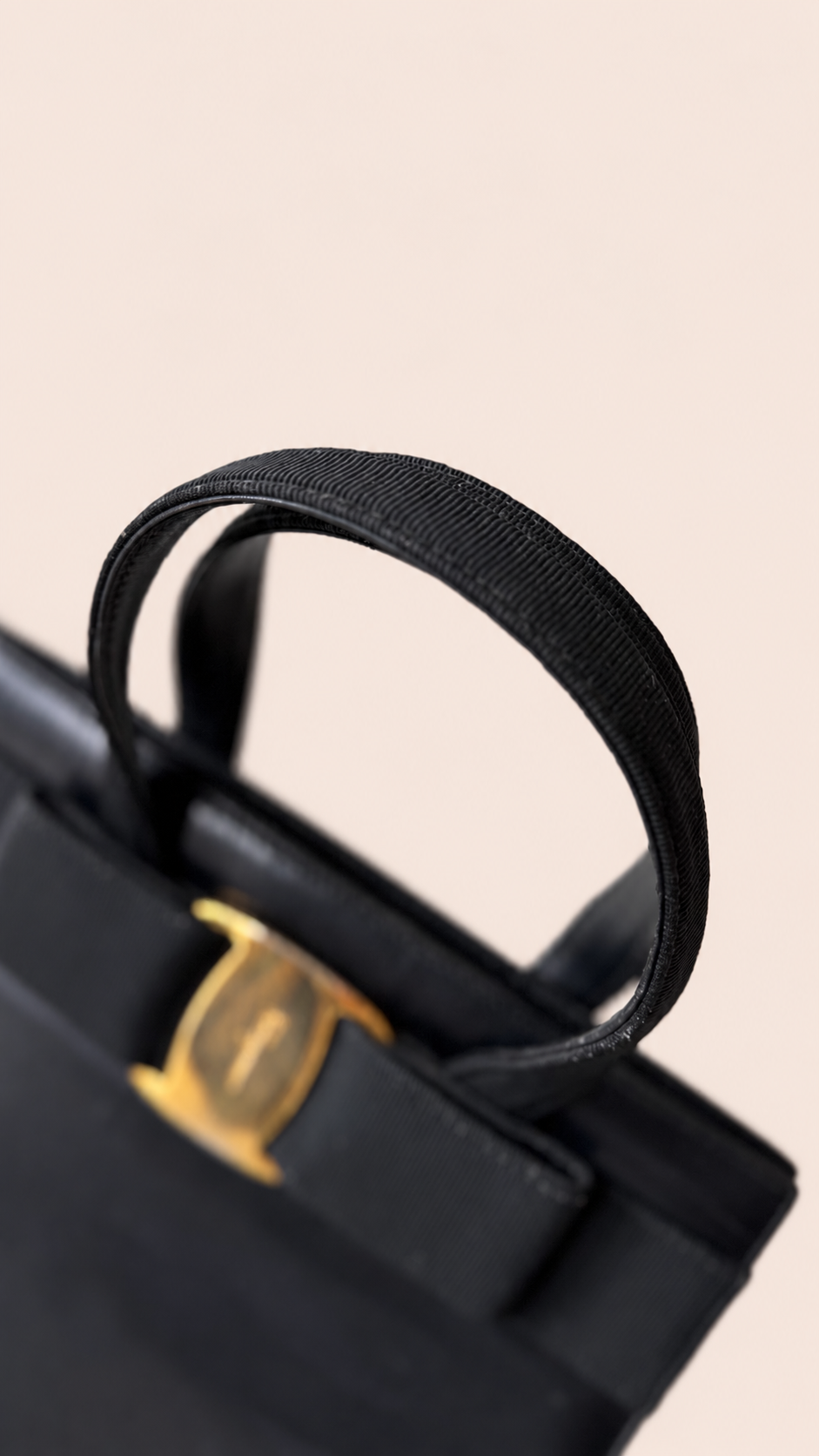 Pre-loved Ferragamo Vara Bow Top Handle Bag in black leather, Maison Revie, photo 4