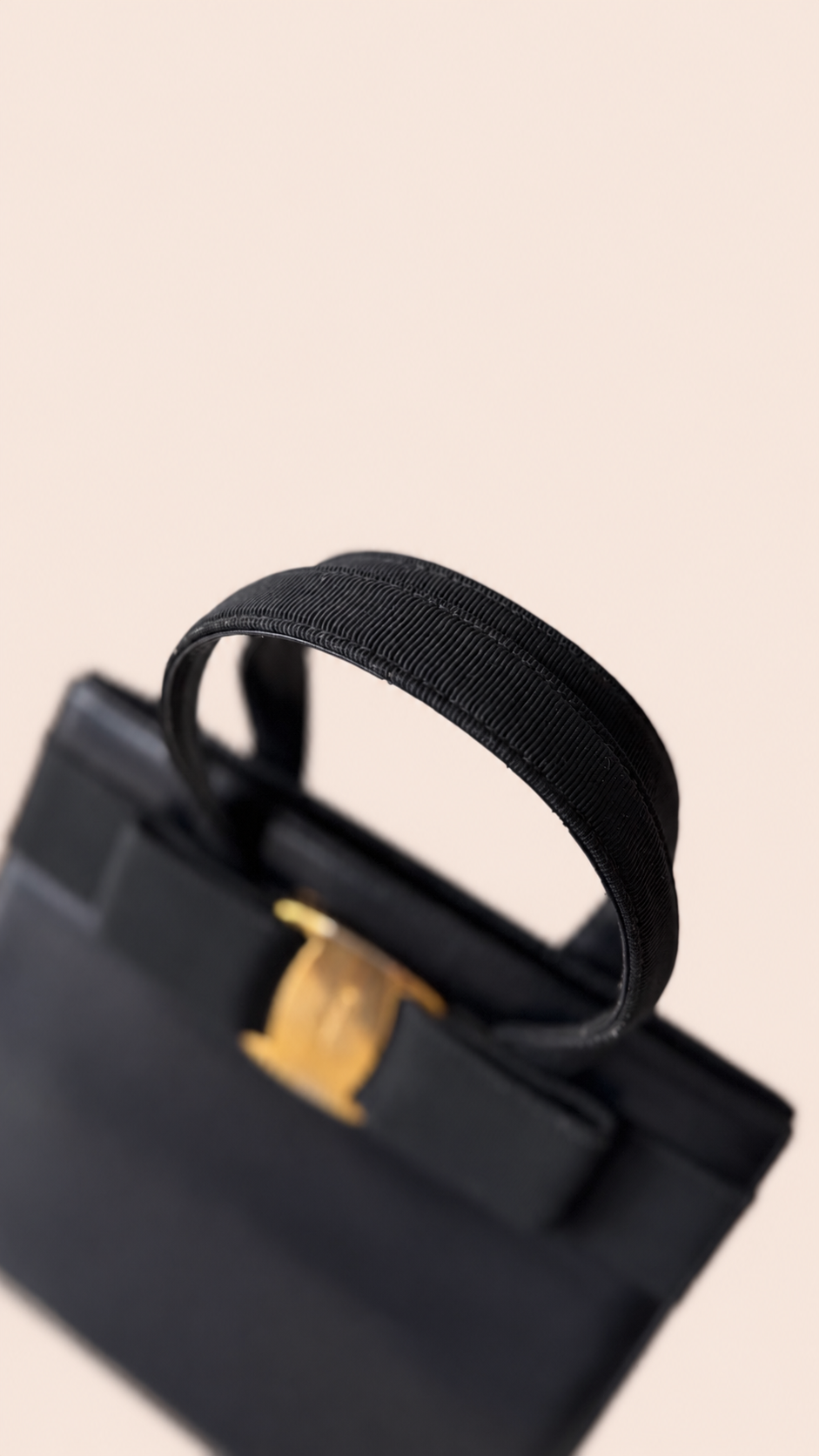 Pre-loved Ferragamo Vara Bow Top Handle Bag in black leather, Maison Revie, photo 5