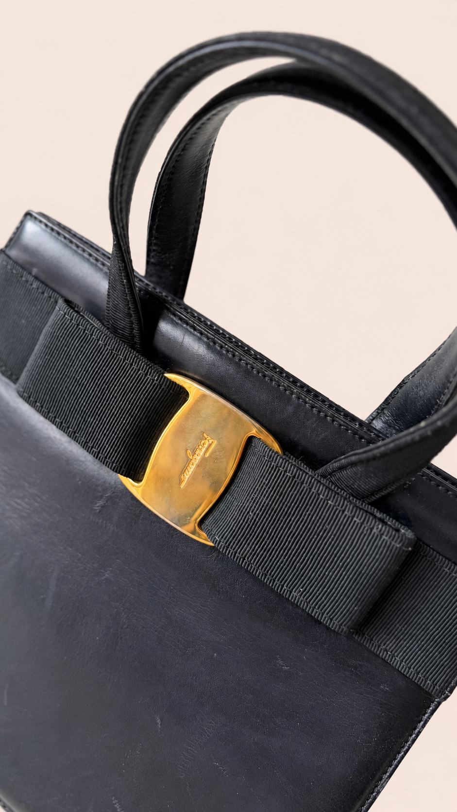 Pre-loved Ferragamo Vara Bow Top Handle Bag in black leather, Maison Revie, photo 8