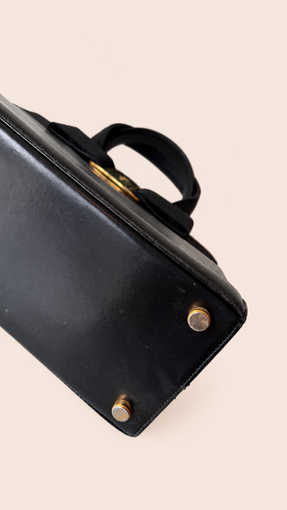 Pre-loved Ferragamo Vara Bow Top Handle Bag in black leather, Maison Revie, photo 10