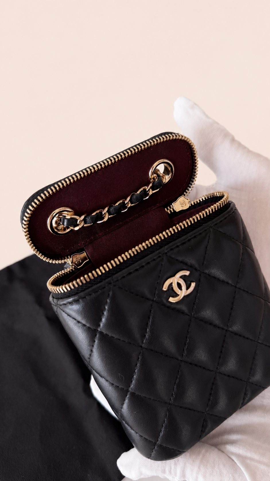 Pre-loved Chanel Mini Vanity with Chain in black lambskin, Maison Revie, photo 4