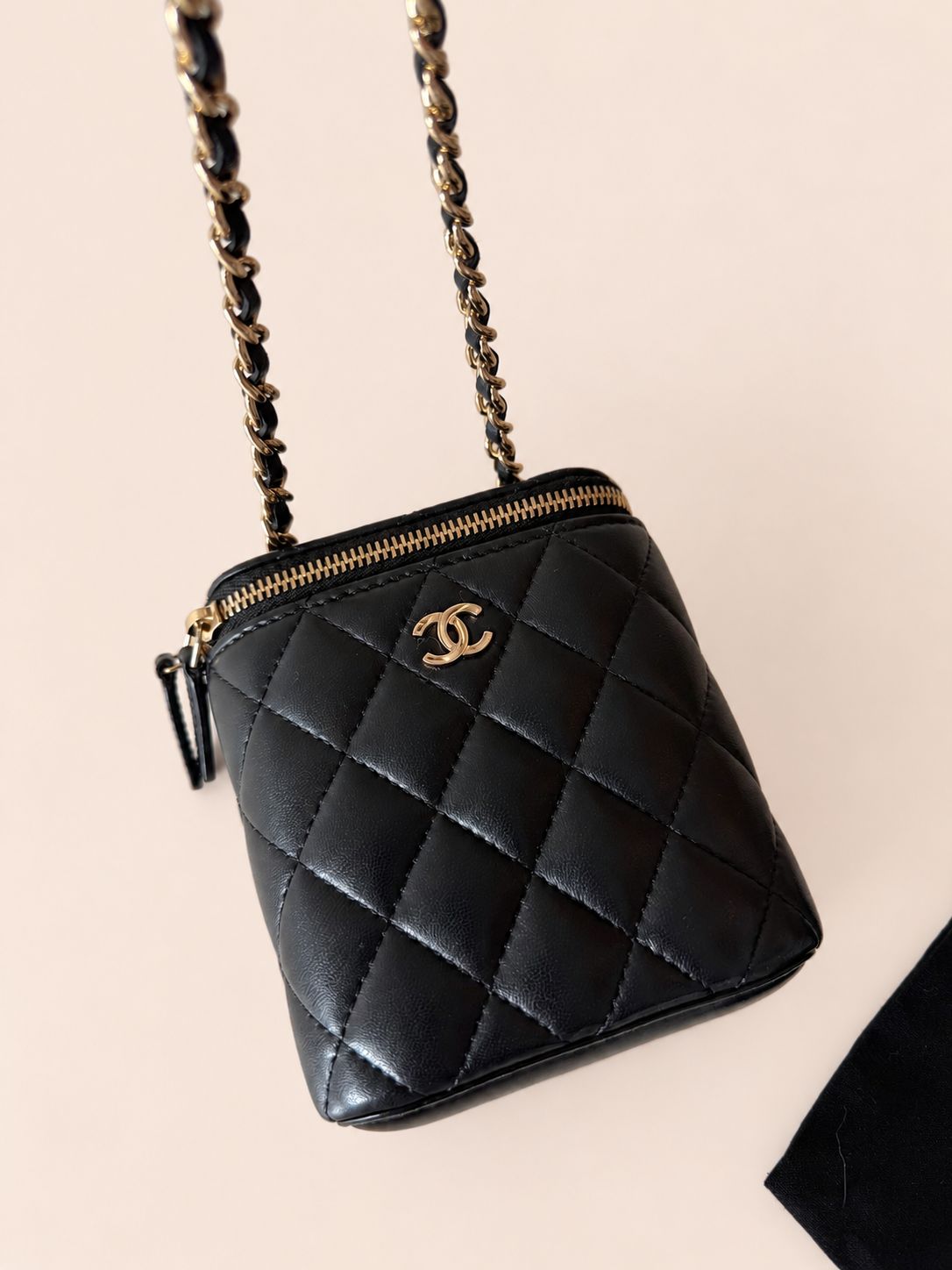 Pre-loved Chanel Mini Vanity with Chain in black lambskin, Maison Revie, photo 8
