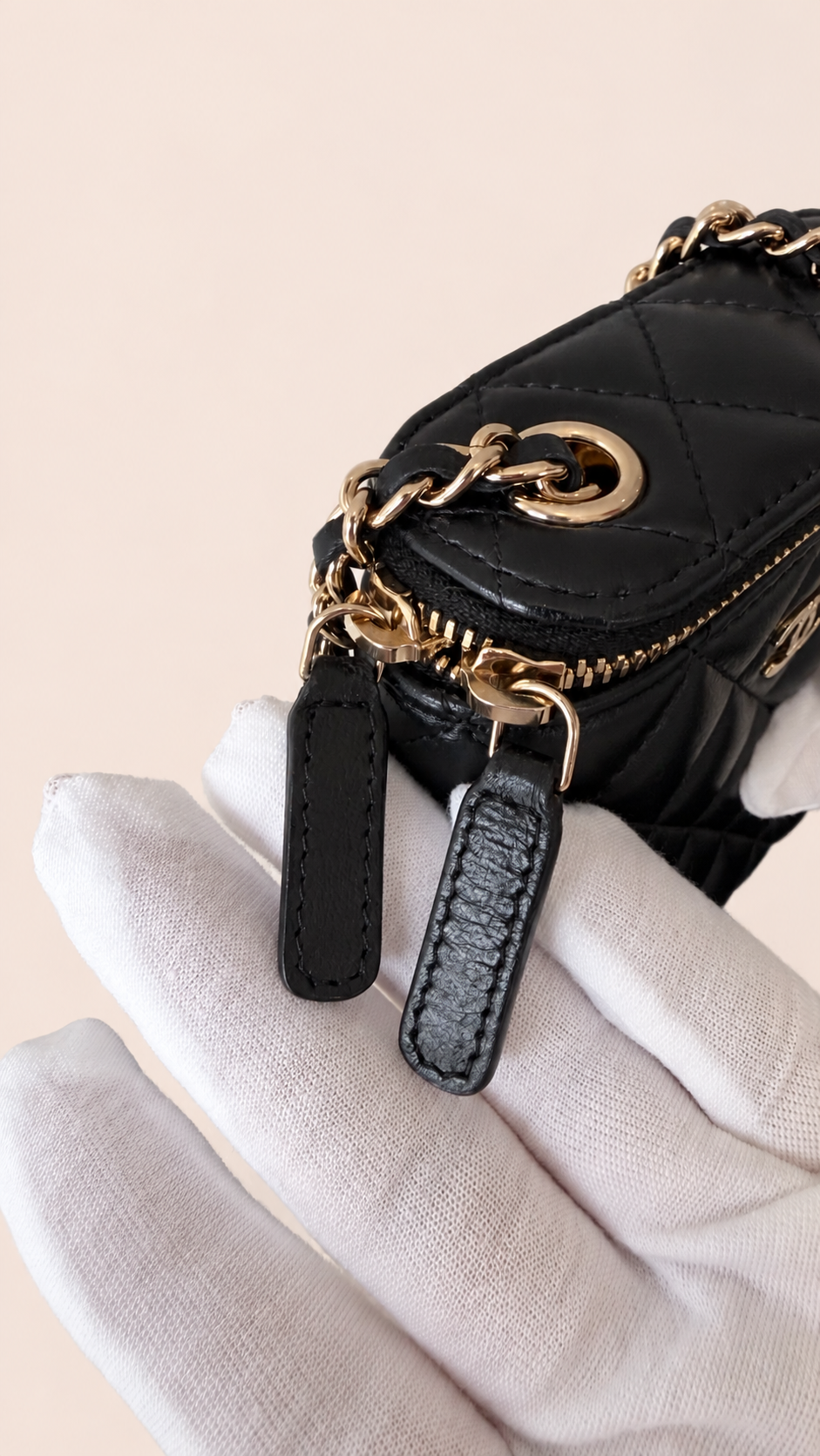 Pre-loved Chanel Mini Vanity with Chain in black lambskin, Maison Revie, photo 10