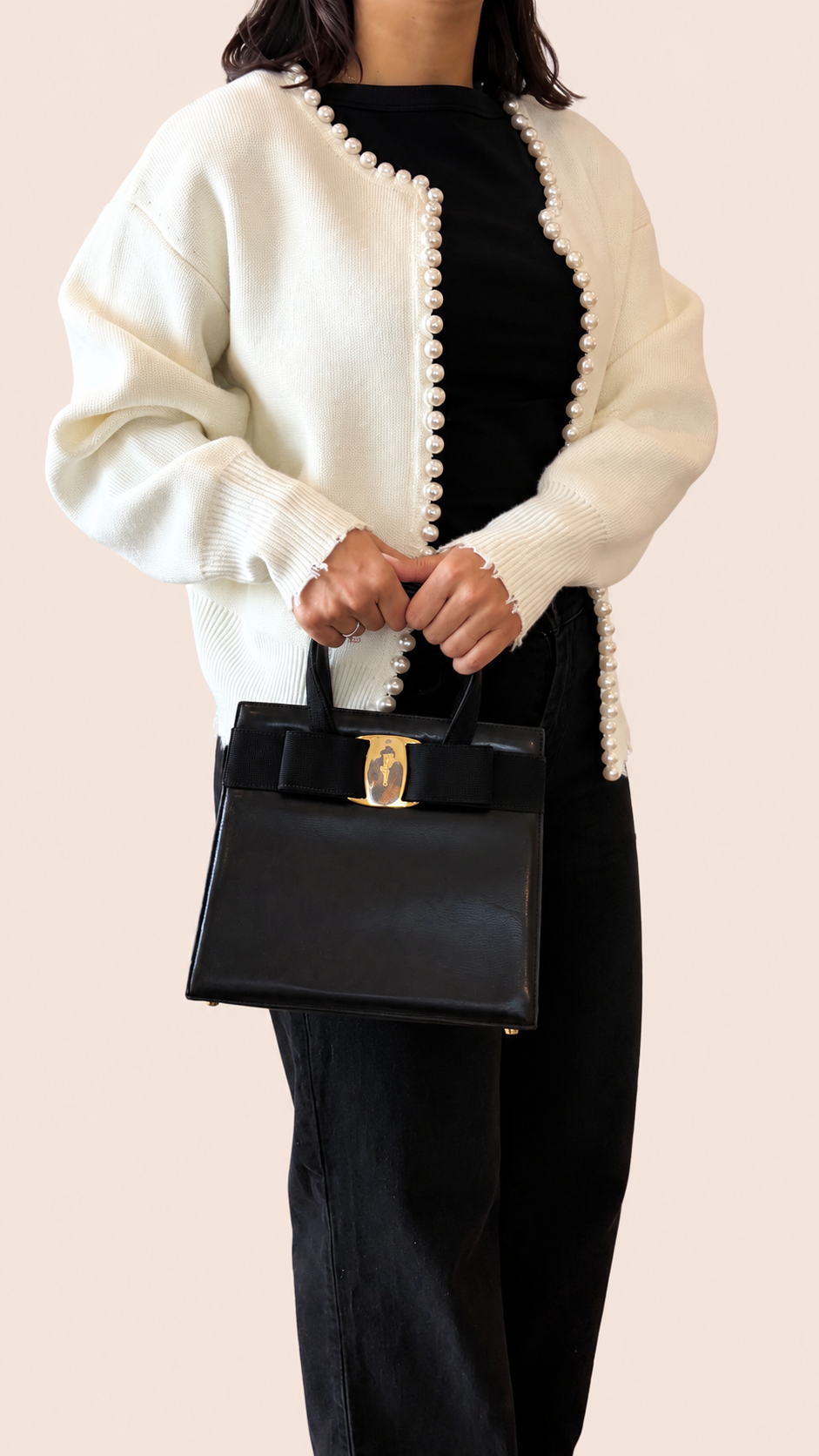 Pre-loved Ferragamo Vara Bow Top Handle Bag in black leather, Maison Revie, photo 2